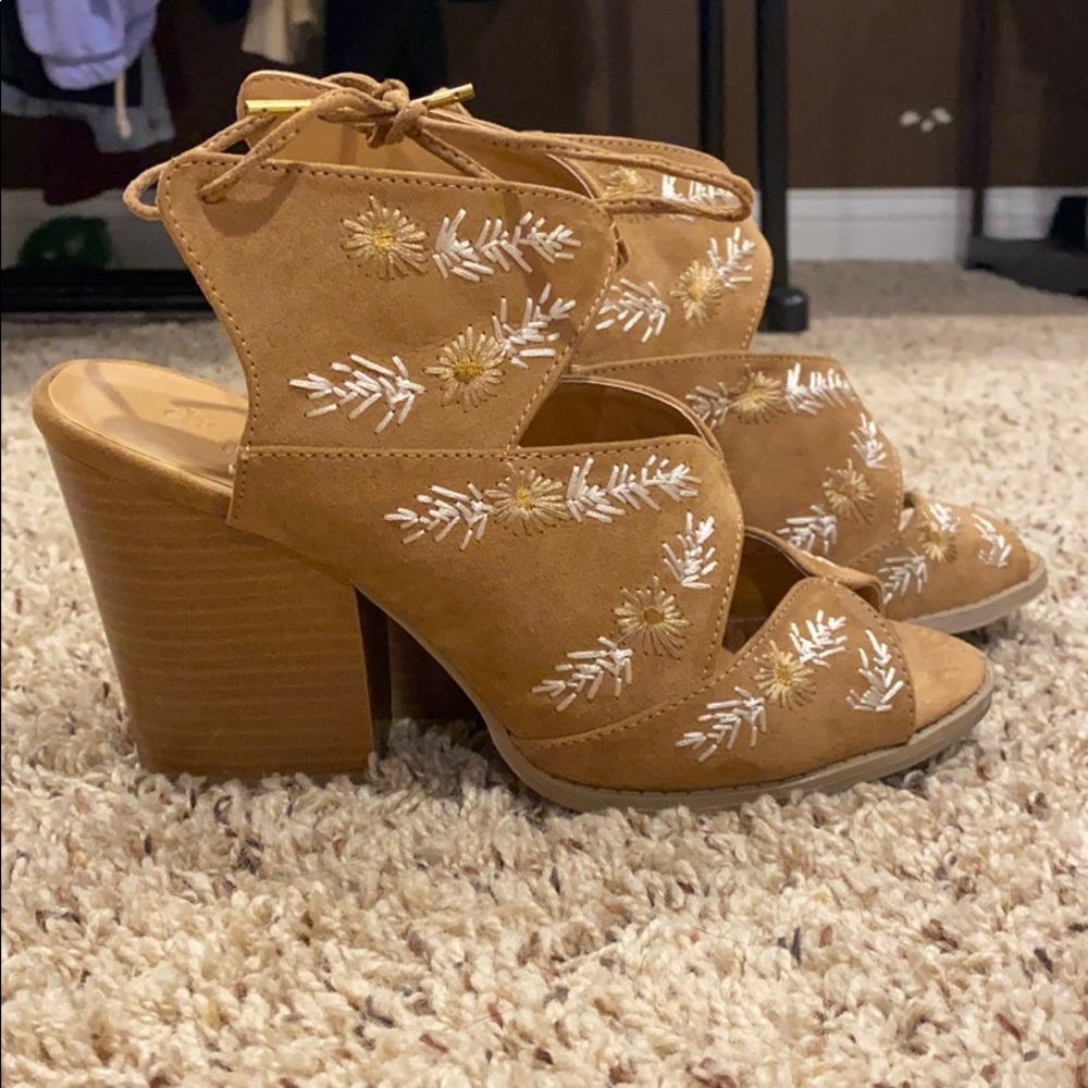 Peep toe chunky heel